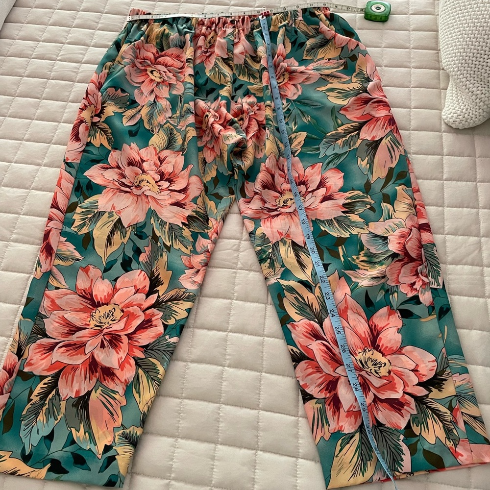 Show Me Your MuMu cropped floral pants size L